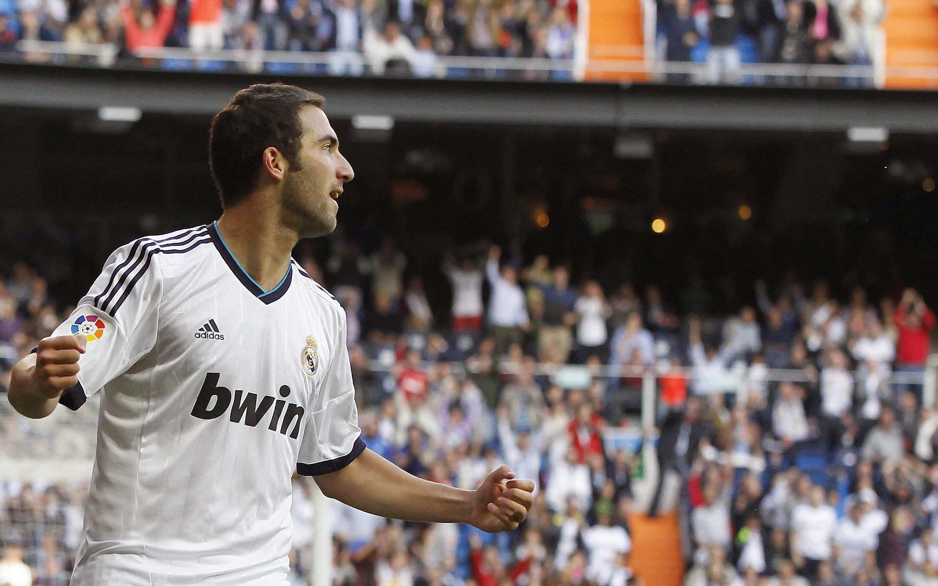 b体育：法甲联赛激战正酣，巴黎圣日耳曼领跑积分榜