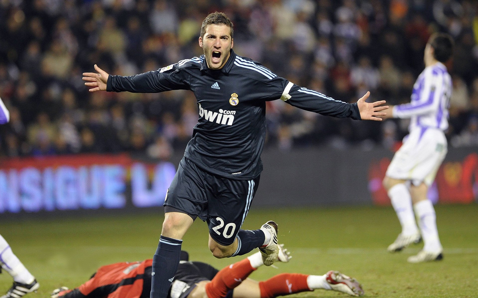 传奇谢幕，足球巨星李明退役仪式感动全场-b体育下载