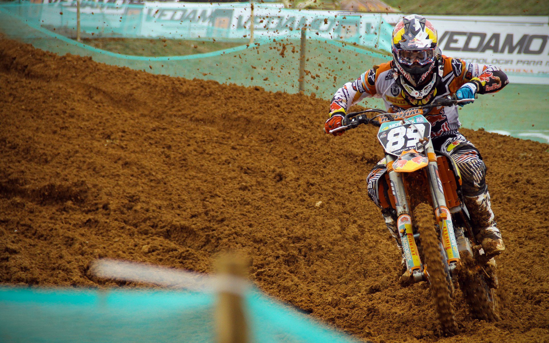 季后赛激战正酣，豪门对决引爆篮球热潮